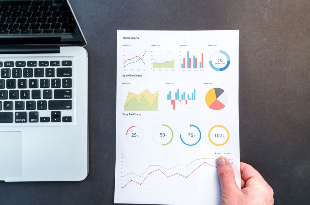 Pequeña empresa en Costa Rica analizando datos de SEO en una laptop para optimizar su visibilidad online.