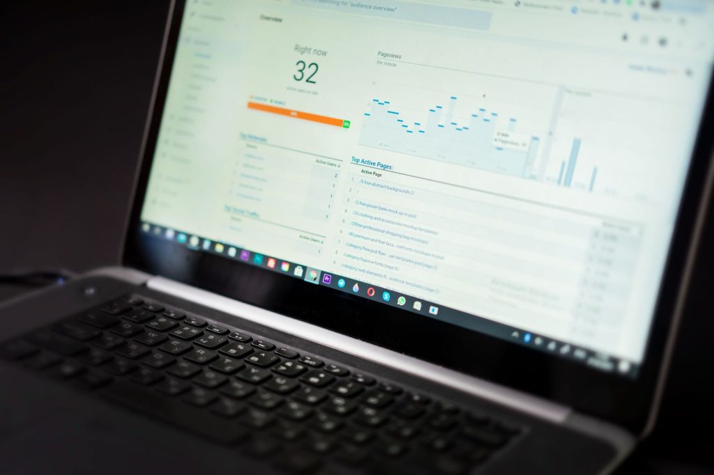 Profesional analizando métricas de conversión en un dashboard digital, representando el éxito del diseño de landing pages para negocios.