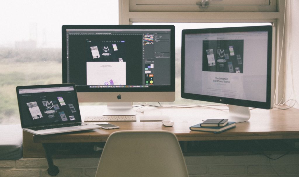 Profesional de negocios en Costa Rica revisando un diseño web moderno y optimizado para el éxito digital.