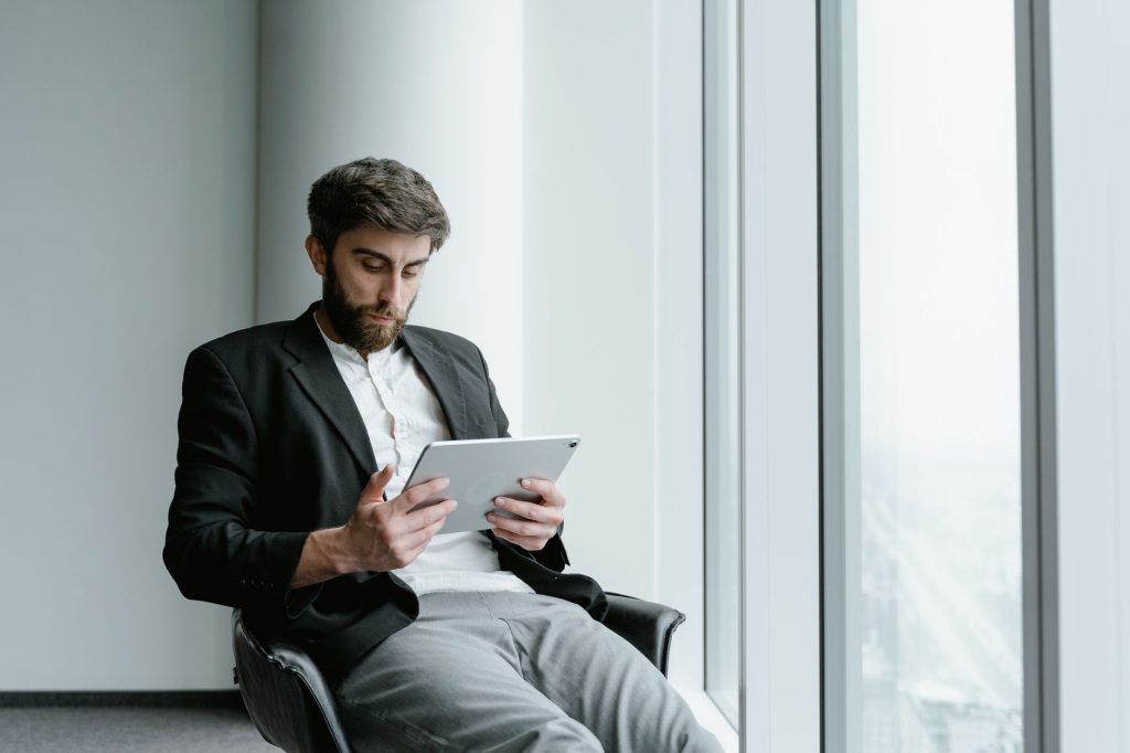 Profesional de negocios en Costa Rica evaluando el diseño de una aplicación móvil para su empresa.