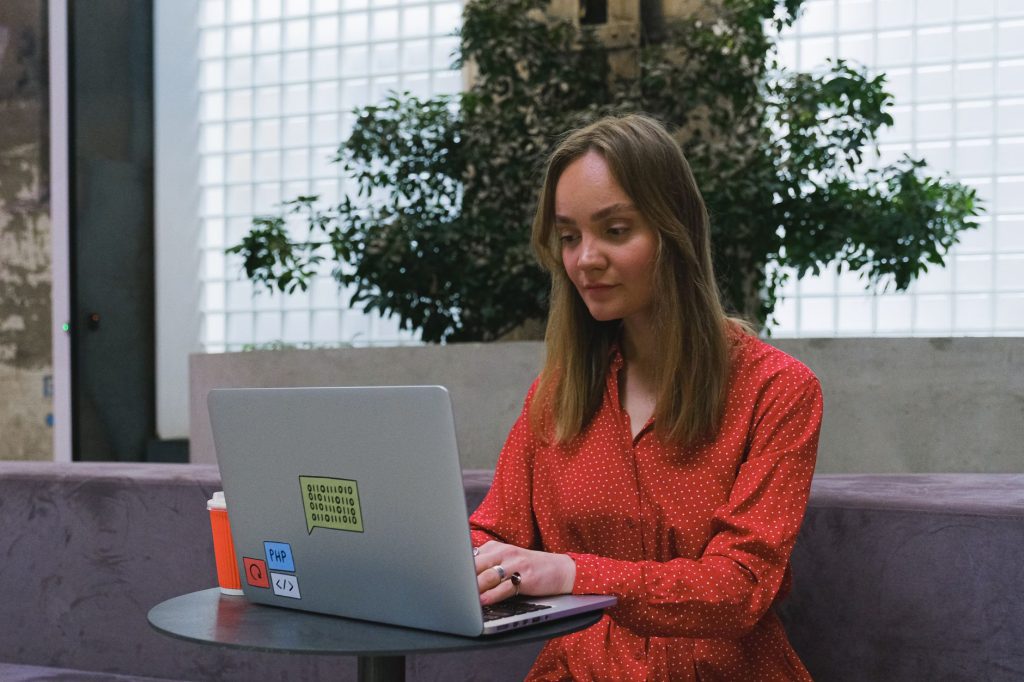 Empresario costarricense revisando un diseño web moderno y profesional en una laptop, sonriendo con confianza.