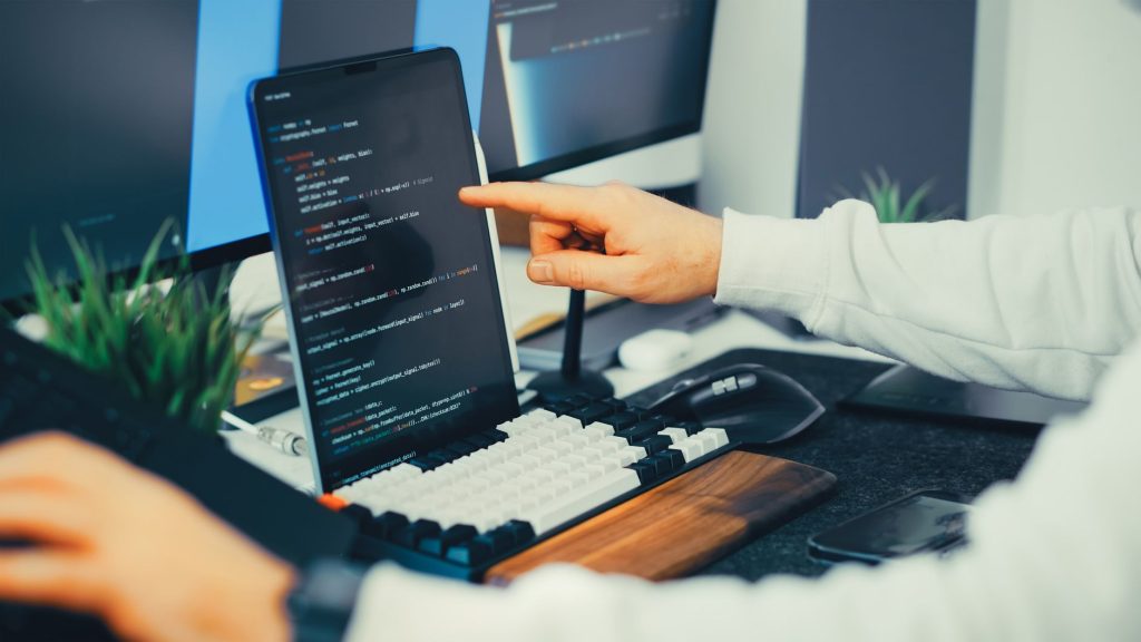 Diseñadora web profesional creando una página para un negocio en Costa Rica.