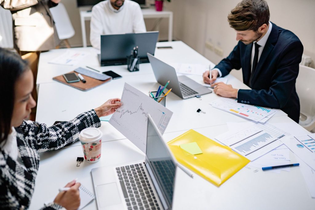 Equipo de Mercanorama, una experienced SEO company en Costa Rica, colaborando en una estrategia de posicionamiento digital.