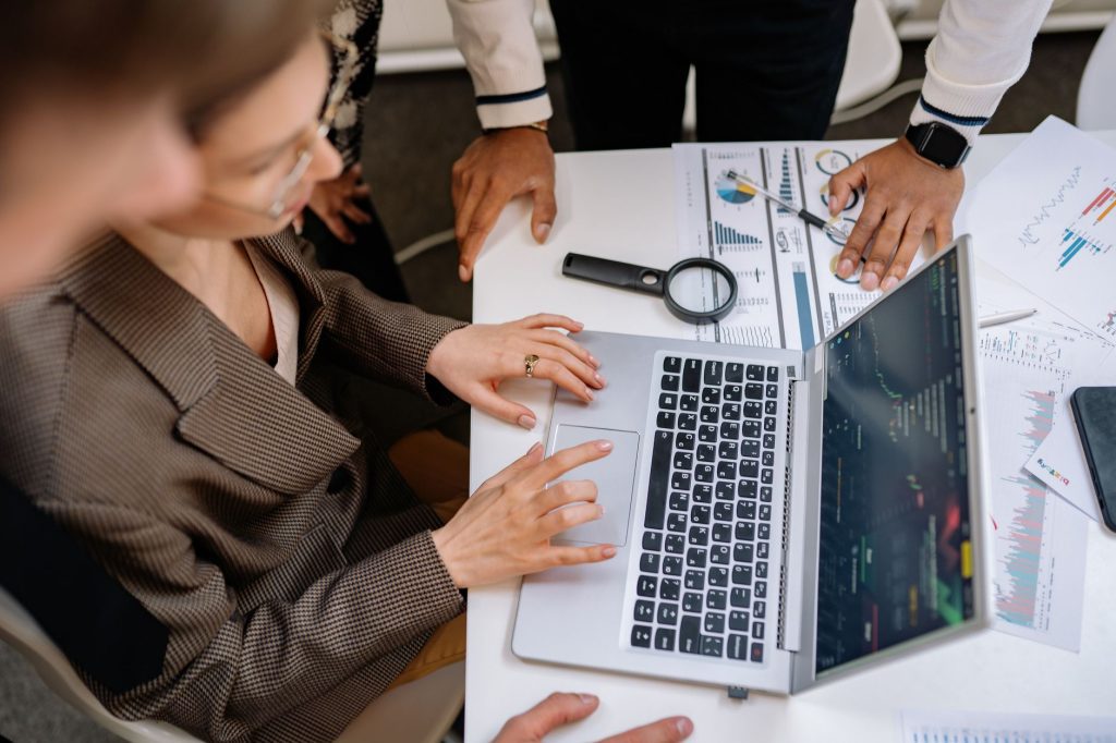 Empresario costarricense optimizando su posicionamiento web en Costa Rica para el éxito digital.