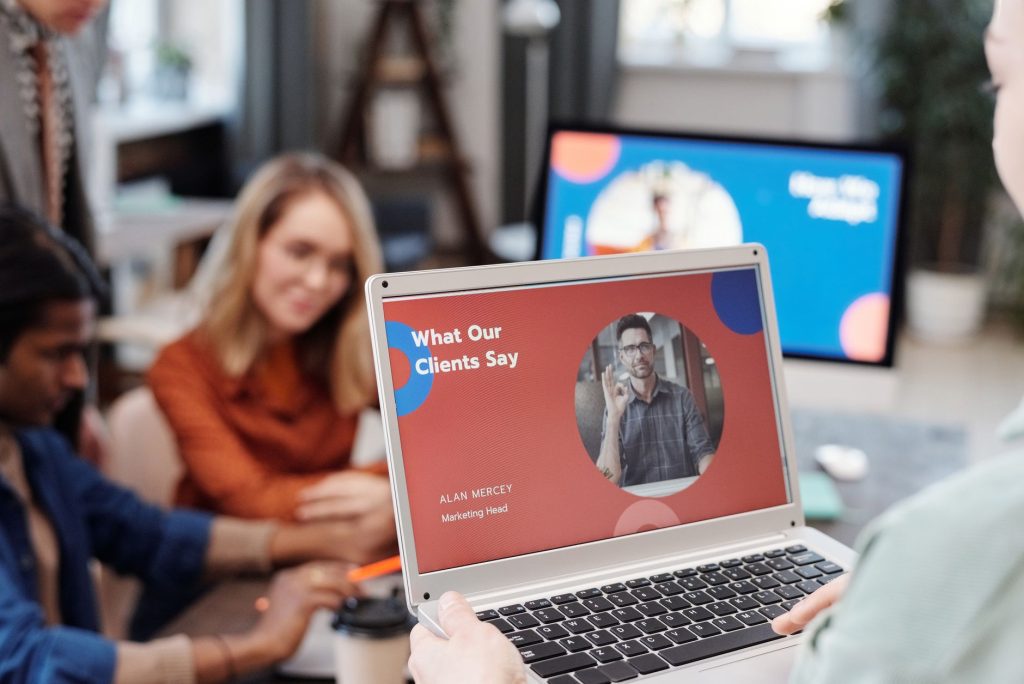 Persona analizando resultados de búsqueda de Google en Costa Rica para optimizar la visibilidad de su negocio.