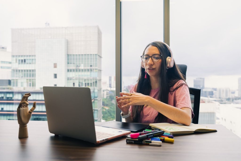 Profesional analizando datos de optimización SEO para un sitio WordPress en Costa Rica.