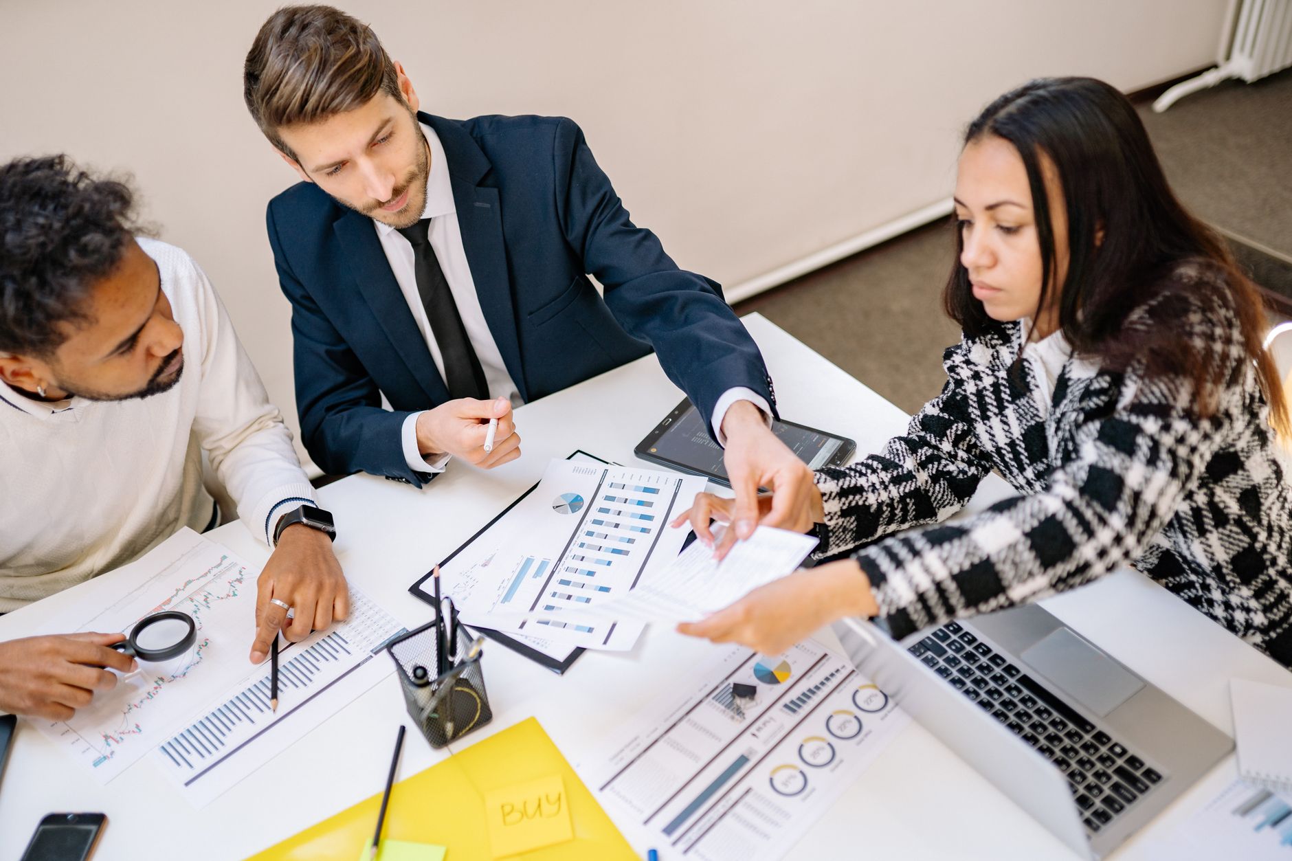 Equipo de Mercanorama colaborando en una interfaz digital con flujos de trabajo de automatización con inteligencia artificial para empresas en Costa Rica.