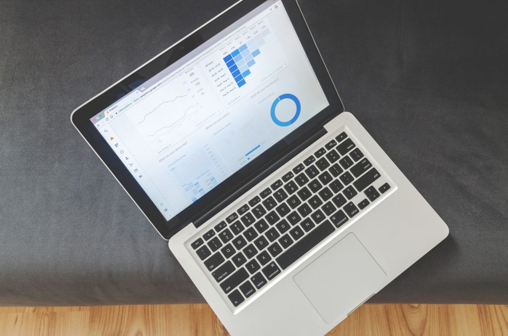 Profesional de negocios en Costa Rica analizando gráficos de SEO en una laptop, simbolizando el éxito digital y el crecimiento empresarial.