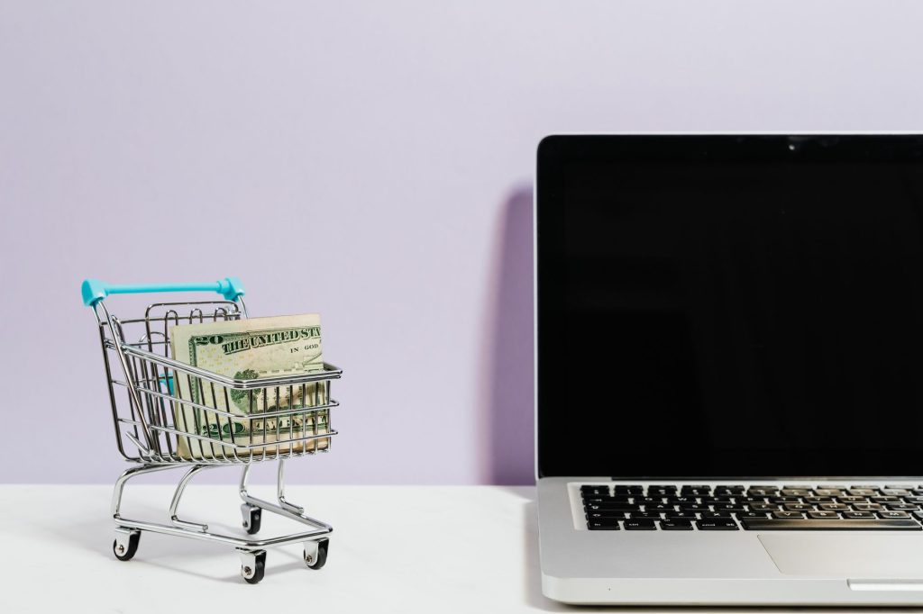 Mapa digital de Costa Rica con símbolos de ecommerce, representando el éxito de negocios online en el país.