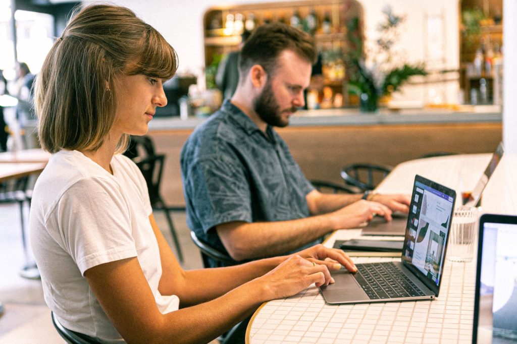 Consultor de Mercanorama asesorando a un cliente sobre estrategia WordPress en Costa Rica