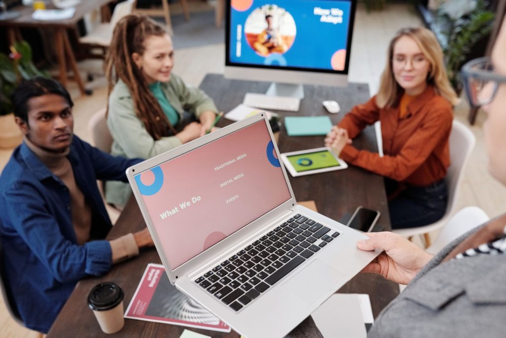 Persona de negocios revisando una landing page de alta conversión en una laptop, simbolizando el éxito en ventas.