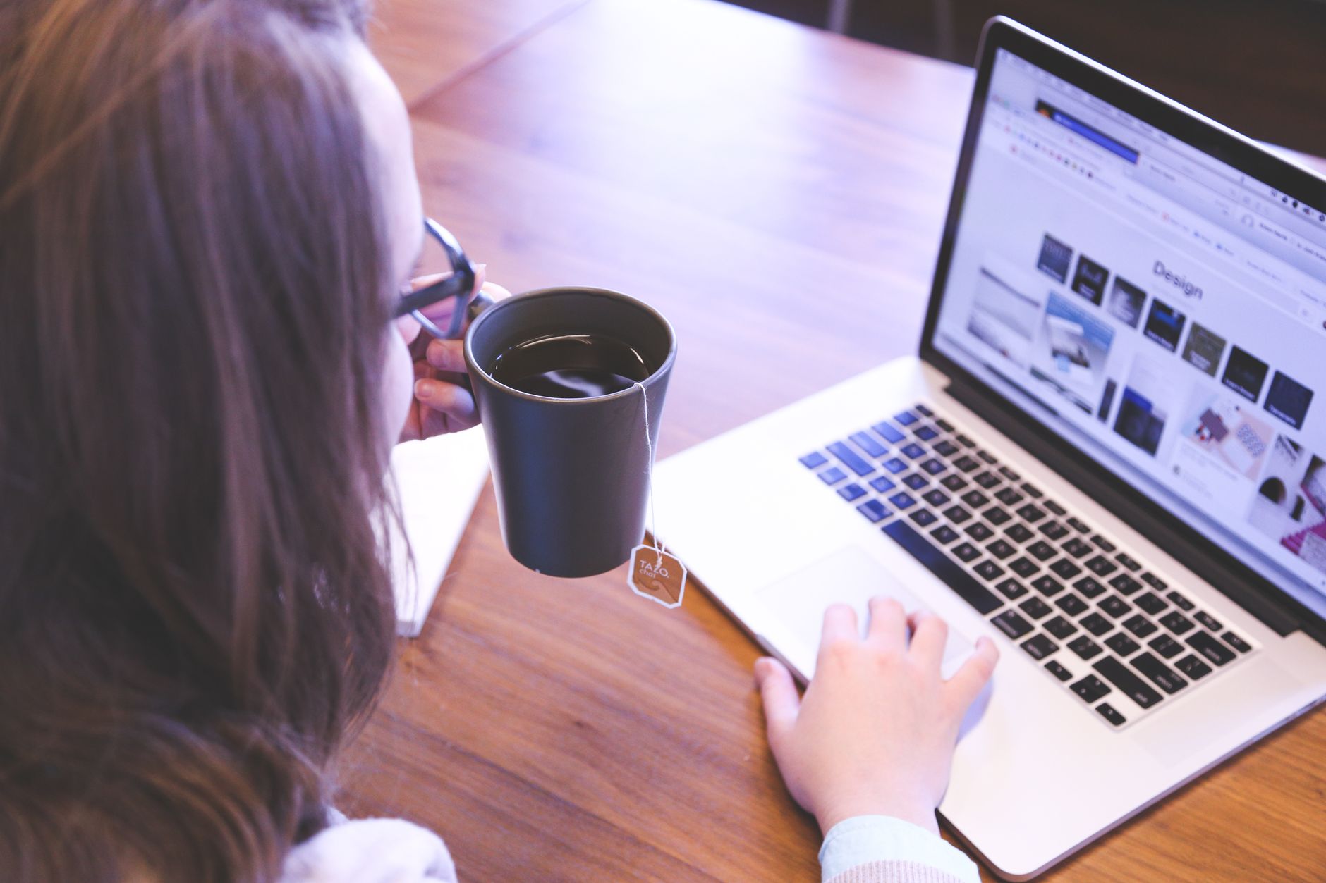 Profesional de marketing digital en Costa Rica optimizando campañas de Google Ads en una landing page.
