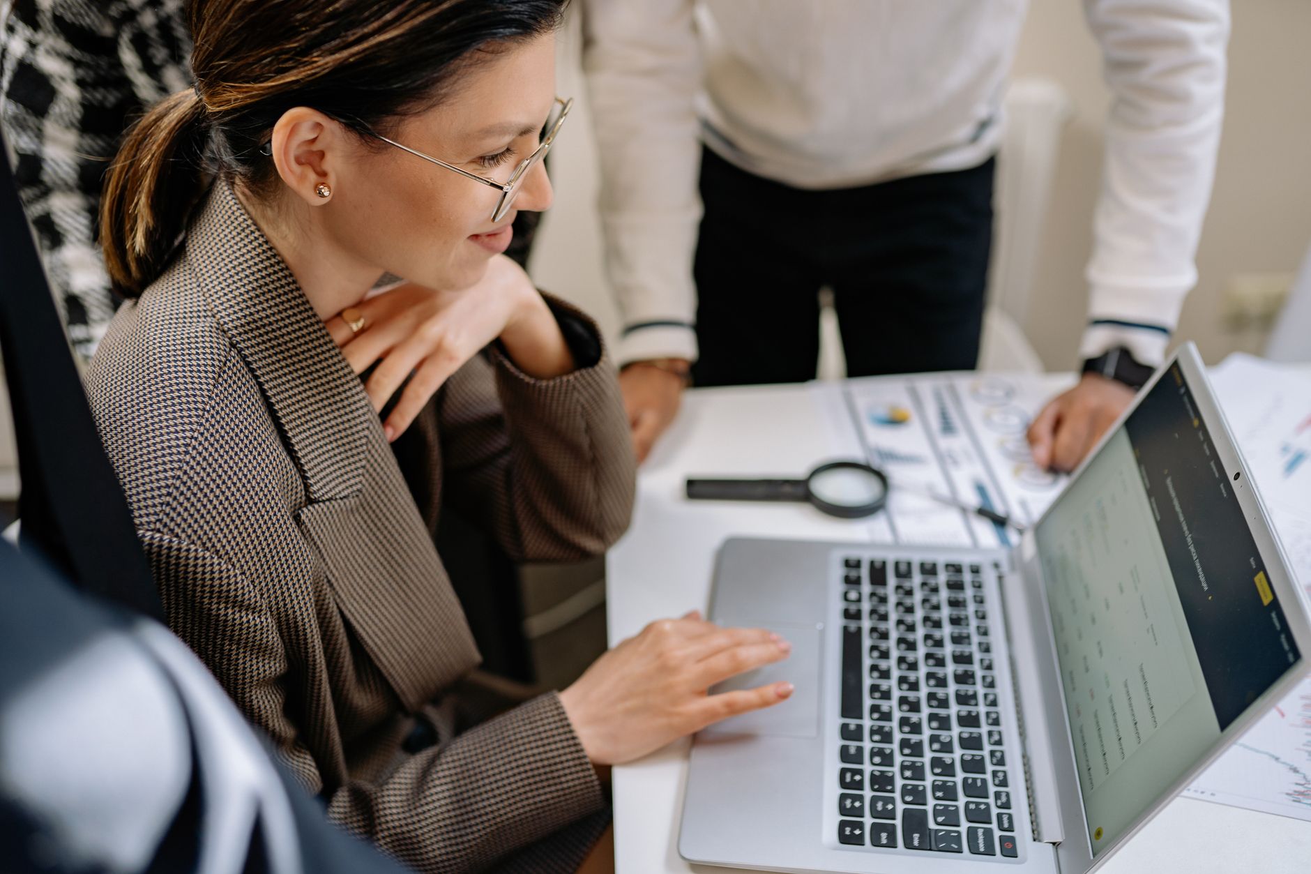 Profesional de negocios revisando métricas SEO en un dashboard digital, con un mapa de Costa Rica de fondo, simbolizando el éxito digital y el crecimiento empresarial en la región.