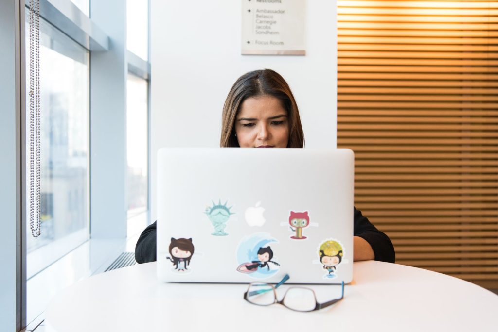 Profesional de negocios revisando el mantenimiento de WordPress para empresas en Costa Rica en una laptop.