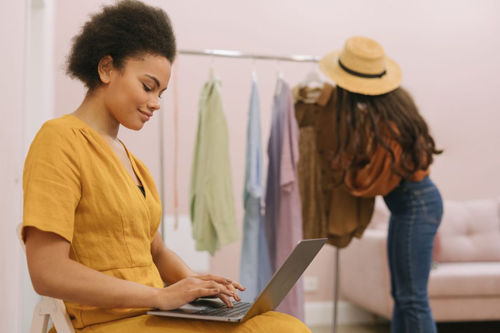 Mujer emprendedora costarricense gestionando su tienda online con éxito desde su laptop, mostrando el crecimiento de su negocio digital.