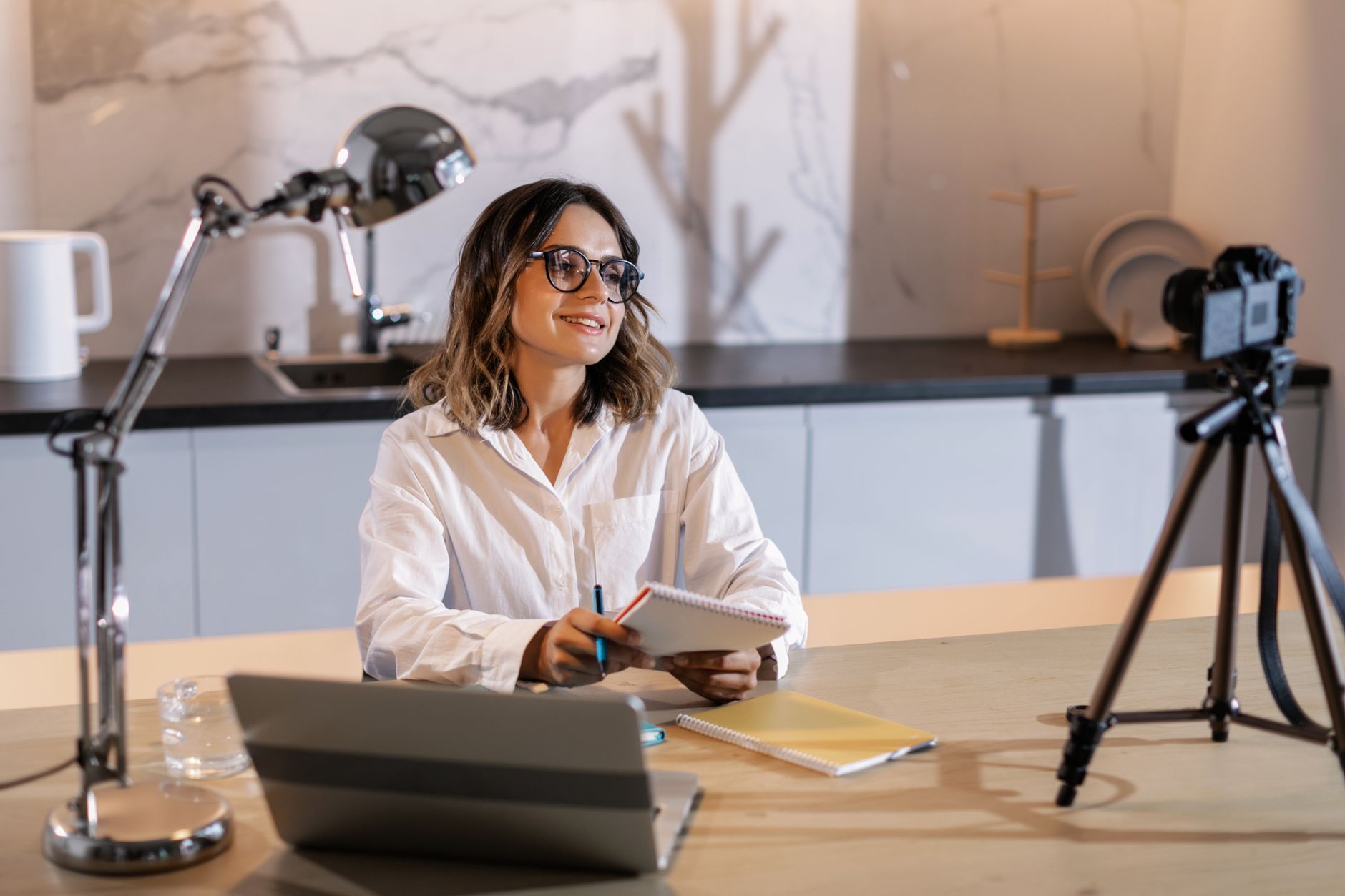 Profesional de negocios en Costa Rica creando contenido estratégico en su oficina, con una laptop y elementos creativos.