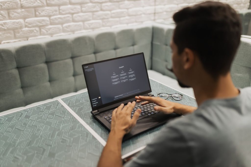 Equipo de negocios colaborando con herramientas de inteligencia artificial para automatizar procesos y analizar datos en Costa Rica.