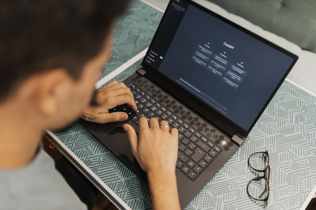 Empresario costarricense interactuando con un chatbot de inteligencia artificial para gestionar su negocio.