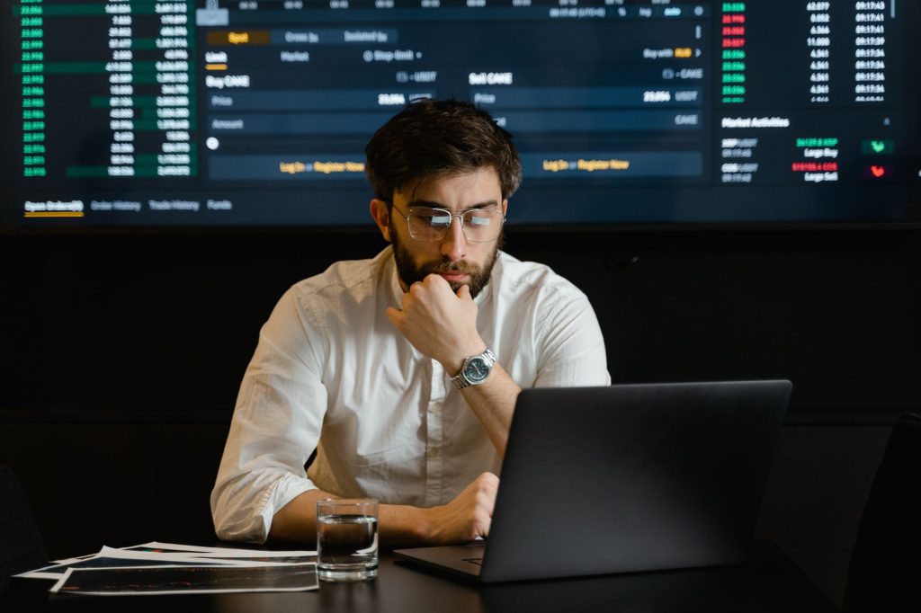 Equipo de marketing en Costa Rica utilizando inteligencia artificial para analizar datos y optimizar estrategias digitales.