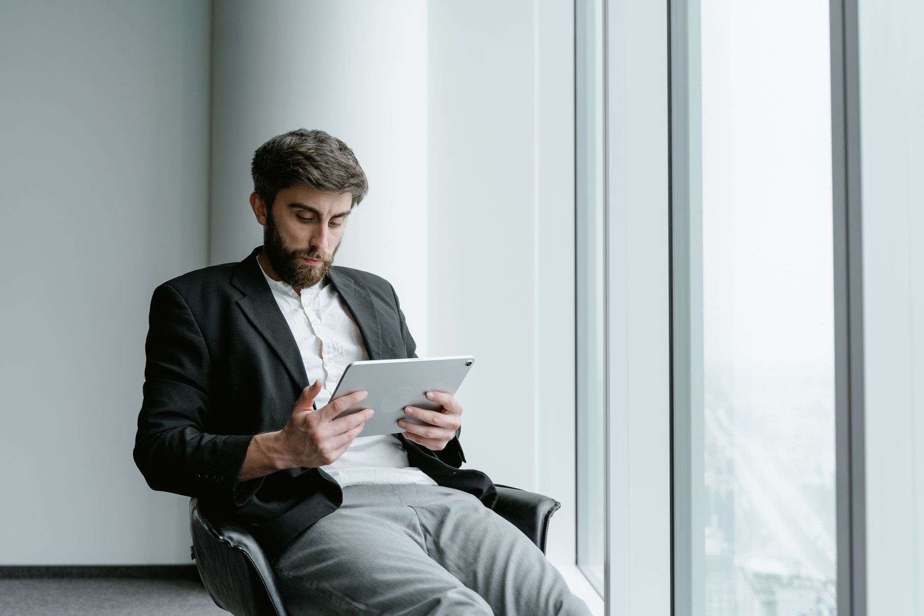 Profesional de negocios en Costa Rica evaluando el diseño de una aplicación móvil para su empresa.